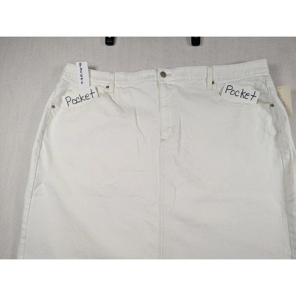 Universal Thread - Women's - Mid-Rise Utility Shorts - White/PR8PY8 - Size: 24